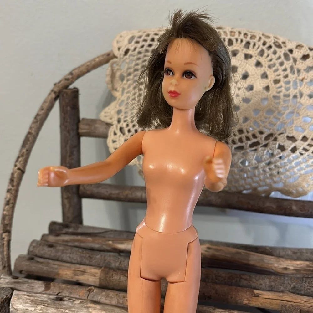 VINTAGE PRE OWNED 1966 #21 FRANCIE DOLL WITH EYELASHES & CLICKING BENDABLE LEGS